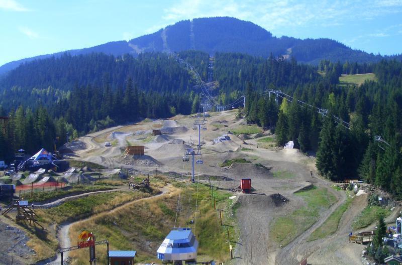 Whistler Bikepark von oben. Foto aus 2010. XMAG - <a href="http://en.wikipedia.org/wiki/File:Aerial_View_Bike_Park.jpg">Quelle</a>, Public Domain, <a href="https://commons.wikimedia.org/w/index.php?curid=10215324">Link</a>