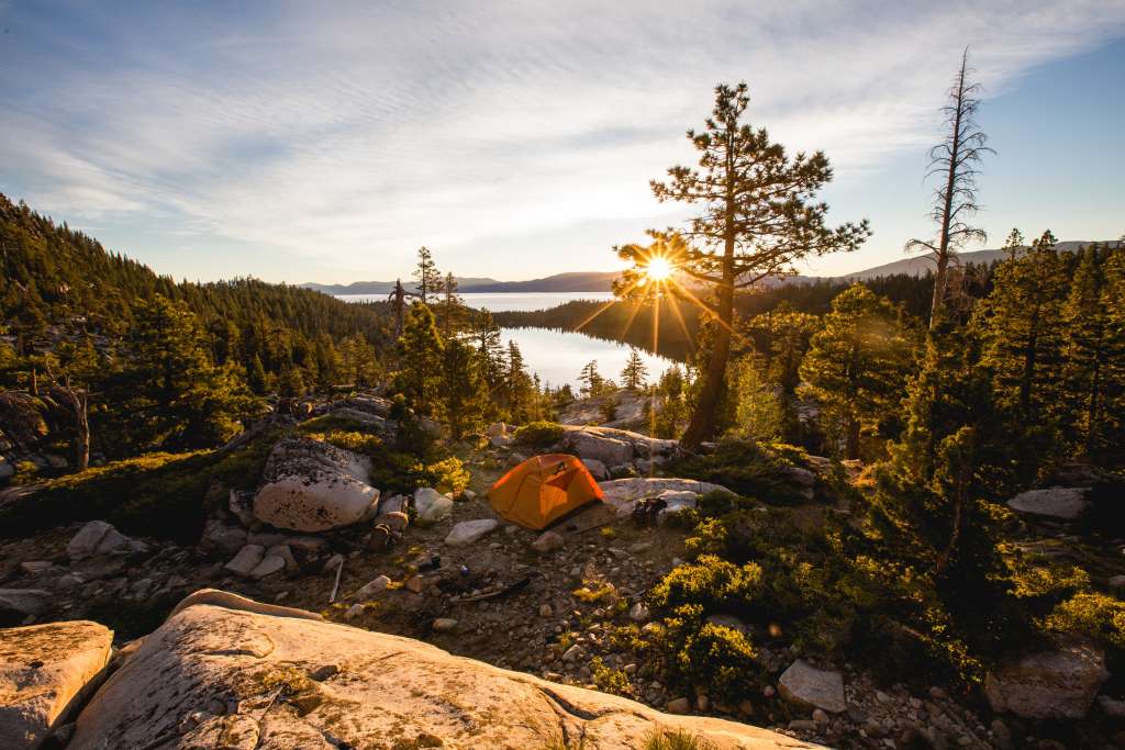 Camping-Zelt auf Bergspitze
